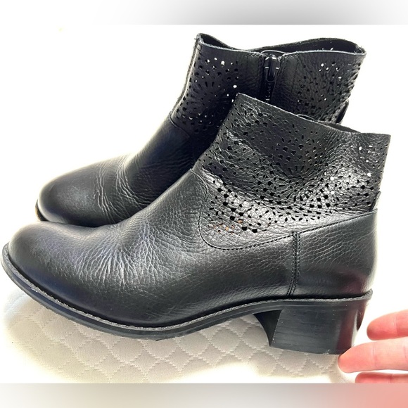 Vionic Luciana Black Perforated Leather Ankle Boots Size 6.5 - Picture 4 of 7